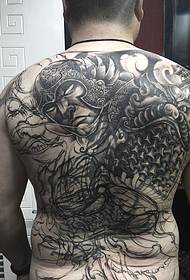 Klasszikus totem tetoválás tetoválás, amely lefedi az egész hátulját
