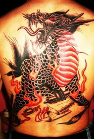 Dominimi mbas shpinës së tatuazhit njëbrirësh zjarri