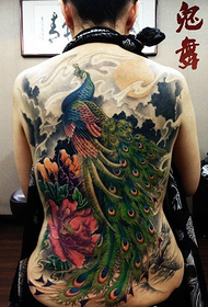 Красивая татуировка павлина на спине