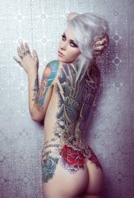 Όμορφη ευρωπαϊκή και αμερικανική ομορφιά με όμορφο σέξι ζωγραφισμένο σχέδιο τατουάζ