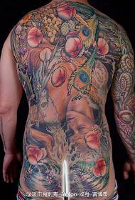 Piccola fata affascinante che dorme con il tatuaggio colorato