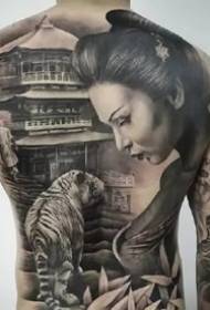 Isibalo se-tattoo sangemuva esigcwele - isethi yokuqothula indawo yokuphumula yesilisa enkulu ye-tattoo emuva egcwele isebenza