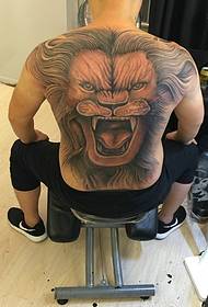 80-годишен мъж, пълен с голяма татуировка на татуировка на смърт