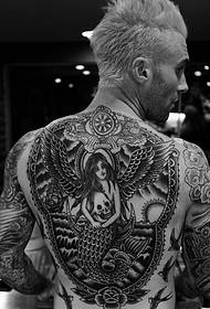 Persunalità di ritornu piena ritrattu di tatuu di totem neru è biancu