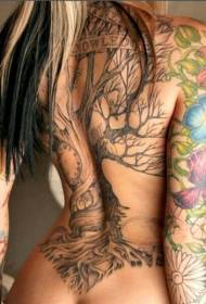 Mergaitė pilna tamsiai pilko medžio tatuiruotės modelio