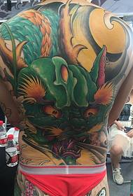 Fantasia di tatuaggio grande drago di colore terzino bello
