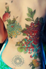 Bellissimo modello di tatuaggio sul retro dipinto di crisantemo