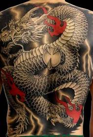 Змеј тетоважа што го симболизира духот на кинеската националност