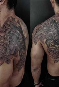 Szép fekete szürke angyal tetoválás képe az ember vissza