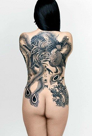 Modèle de tatouage phoenix noir et blanc de dos féminin
