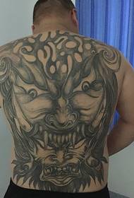 Immagine di tatuaggio totem bianco e nero con schiena piena di mezza età