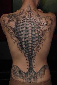 Ang panit sa likod sama sa usa ka parisan sa 3D nga tattoo nga adunay bukas nga siper aron ipadayag ang mga bukog.