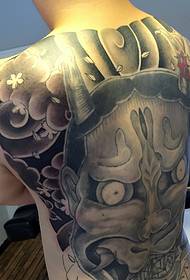 Чорно-білі татуювання з великою прайною татуєю, що веде владу