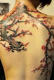 El tatuaje de ciruela de espalda completa es tan hermoso