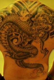 Superbe tatouage de dragon et boule de cristal au dos