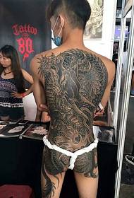 A tatuagem de dragão maligno do rapaz nas costas é mais atraente.