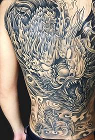Plné starých tradičních velkých zlých tetování draků je velmi dominantní