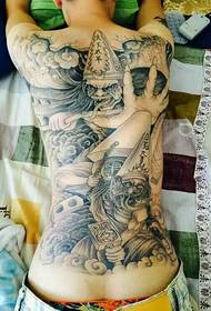 Tattoo yakuda ndi yoyera yakuda yodzaza ndi umunthu wopweteka