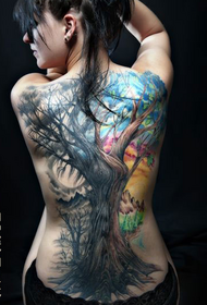 Albero di bellezza in pieno dell'illustrazione colorata posteriore del tatuaggio dell'albero