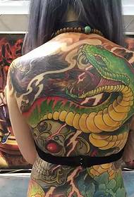 Hrbtni del velikega cvetnega vzorca za tetoviranje kač je neverjeten