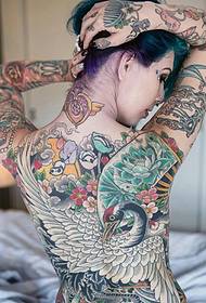 Le donne europee e americane piene di tatuaggi di totem colorati sono molto accattivanti