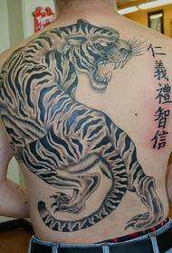 Tatuaggio maschile tigre prepotente