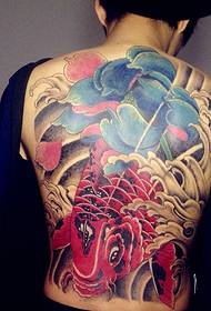 Full av fargerike tatoveringer med rød blekksprut
