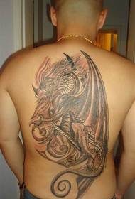 Tatuaggio drago maschio a tutta schiena