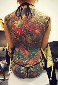 Үлкен зұлым айдаһарға арналған татуировкасы үлгісіне толы доминанттық қыз