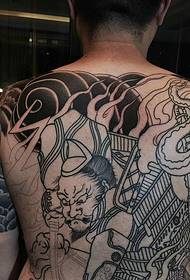 Eleganti e pieni di immagini di tatuaggi totem bianchi e neri
