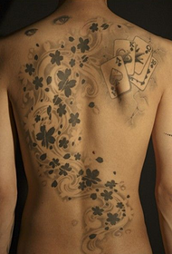 Tatuaje de flores y naipes en blanco y negro