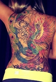 Bella ragazza con abbagliante motivo a tatuaggio fenice