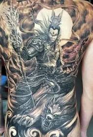 Tá an ráta pearsantachta lán de phatrún tatú totem dubh agus bán