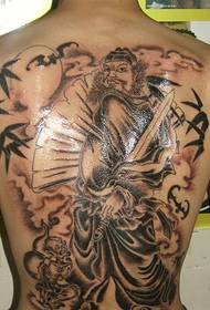 Modello tradizionale di tatuaggio a campana con la schiena dominante