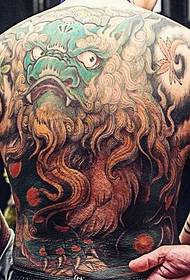 Crazy tatuatu di totem pienu è esageratu in tuttu