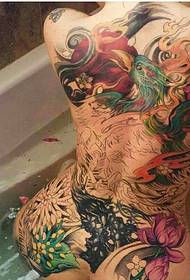 Сэксуальная прыгажуня ў ванне поўная рознакаляровых малюнкаў татуіровак фенікс