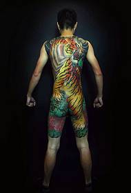 Пуне жестоких слика Тигрових тетоважа веома су личне