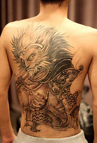 Przystojny, pełen twarzy, duży, święty tatuaż Sun Wukong