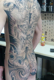 Tradičná čierna a biela tetovacia batéria s úplným chrbtom