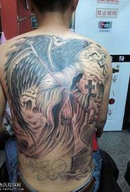 Model tatuazhi me vdekje të plotë nga mbrapa