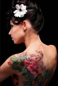Skaisti seksīga muguras peonijas zieda tetovējums