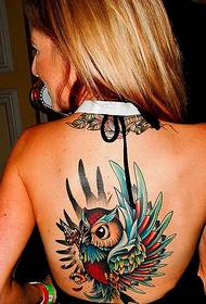 Ant nugaros graži moters tatuiruota spalvota pelėdos tatuiruotė