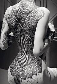 Non riesco a credere al tatuaggio 3D a vita bassa sulla schiena