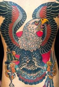 Muška leđa puna super dominirajućeg uzorka tetovaže orlova