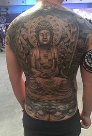 Duha ka hingpit nga lainlain nga mga istilo sa bug-os nga tattoo nga totem sa likod