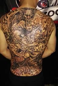 Алтернативна тетоважа пуног леђа која комбинује Гуан Гонг и Ессенце