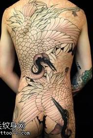 Modello di linea gru tatuaggio sul dorso grande