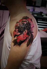 Der er en smuk og smuk blomster totem tatovering på armen