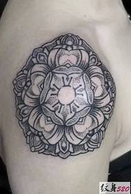 käsivarsi musta harmaa mandala totem tatuointi