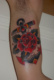 個性男臂錨和玫瑰紋身